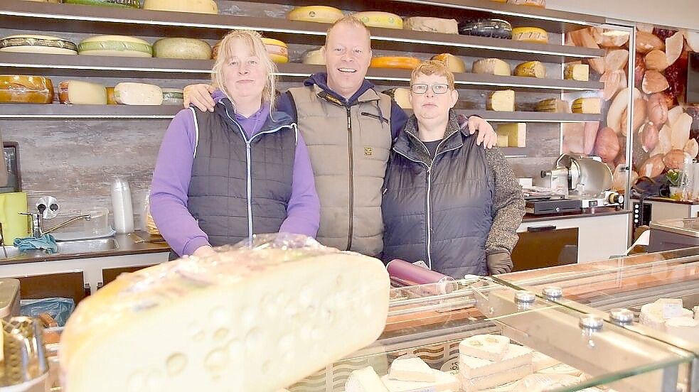 Holger Schmidt und seine Mitarbeiterinnen Birgit Gerdes (links) und Helga Kröger freuen sich, in Ihrhove einen neuen Wochenmarkt als Alternative zu Aurich gefunden zu haben. Foto: Ammermann